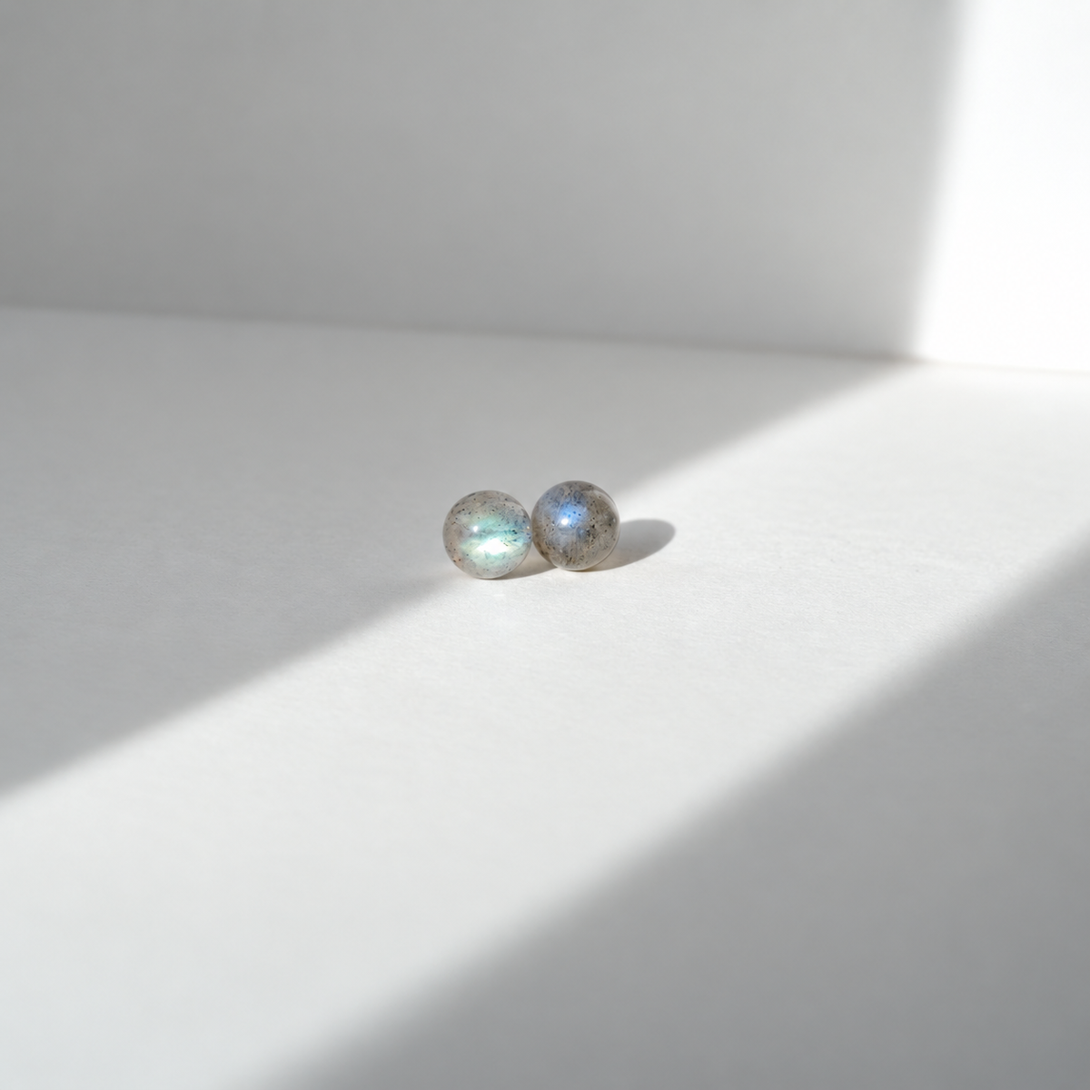 Collier à perle flottante en pierre grise Chartreux, à la lumière du soleil