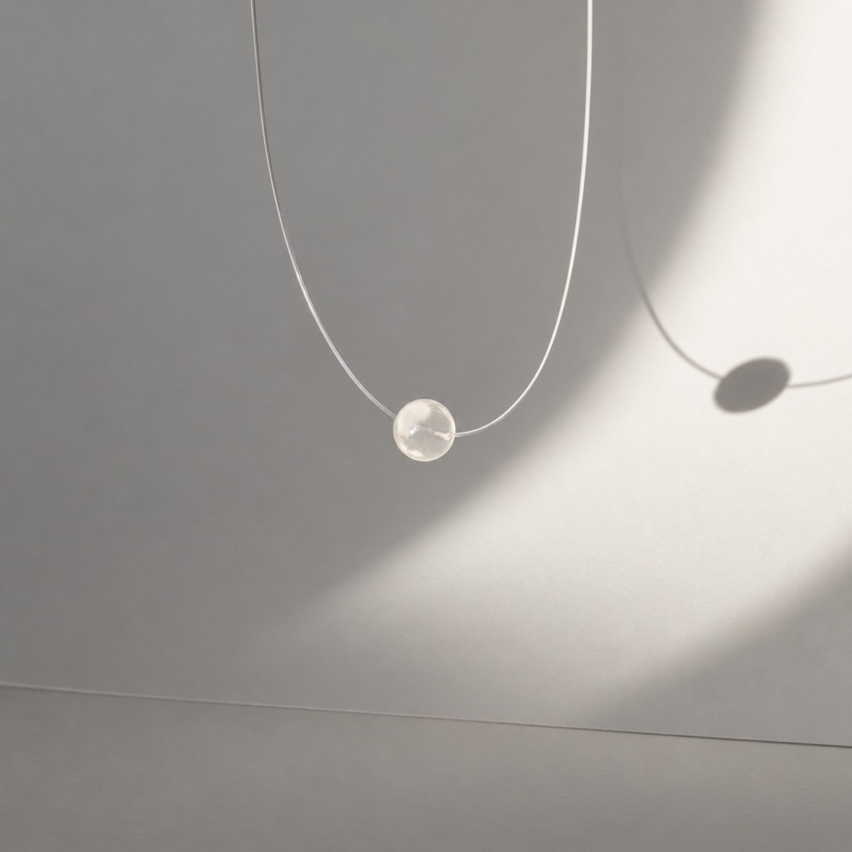 Perle Blanc de Blancs en quartz neige photographiée à la lumière du soleil