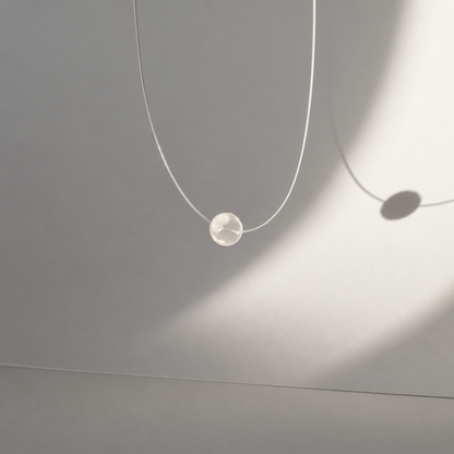 Perle Blanc de Blancs en quartz neige photographiée à la lumière du soleil