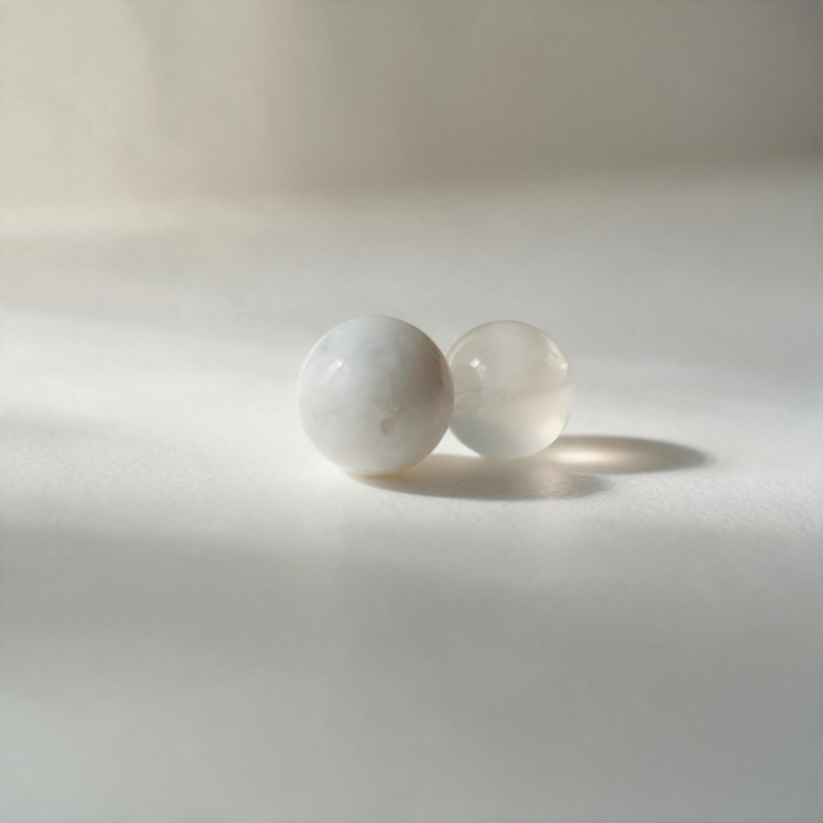 Plusieurs perles Blanc de Blancs réunies, montrant leurs variations naturelles
