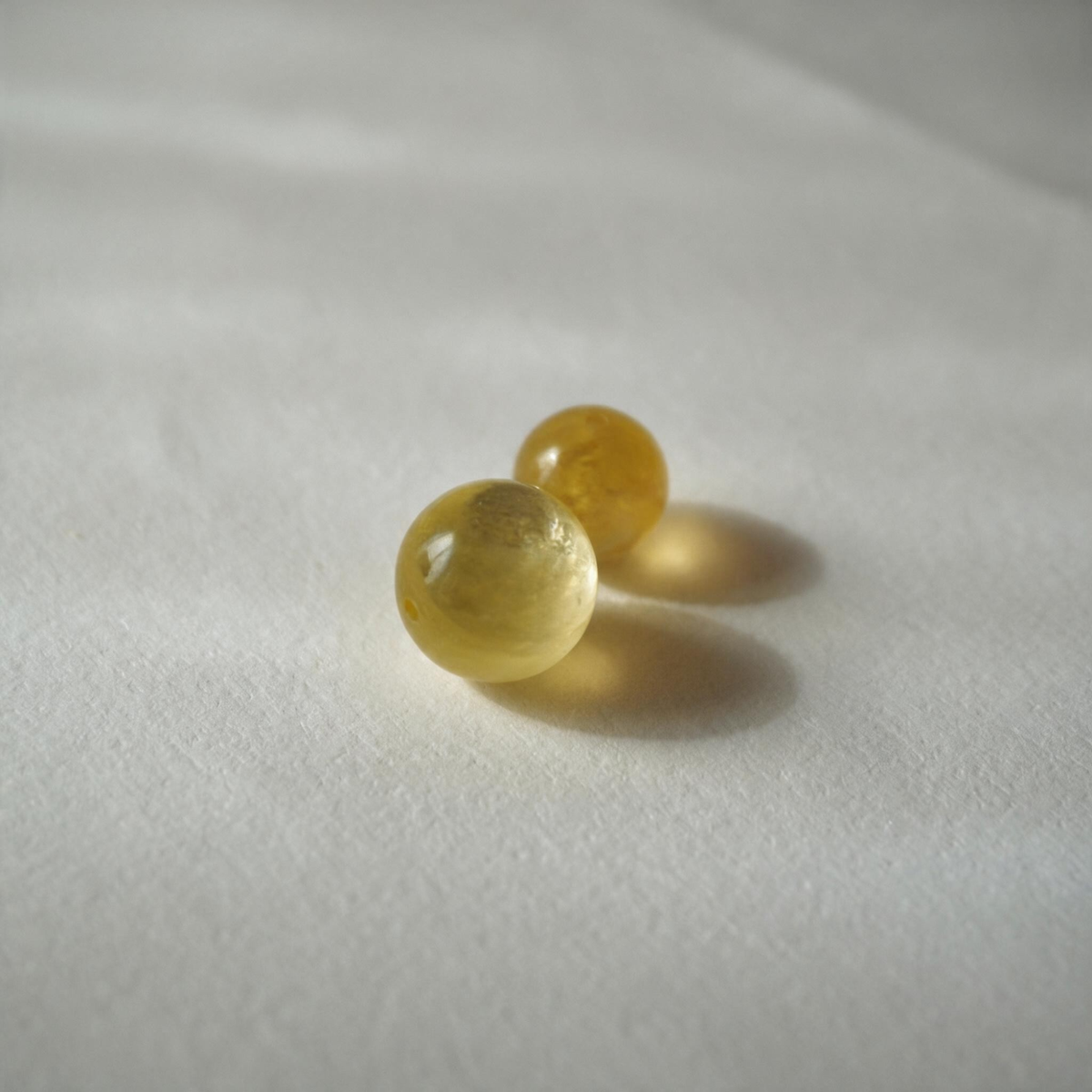 Plusieurs perles Chardonnay réunies, montrant leurs variations de couleur et de motif