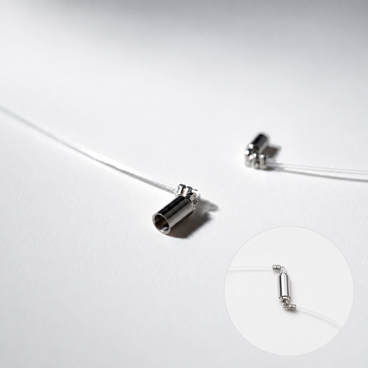 Détail du fermoir magnétique argenté du Floating Bead Choker
