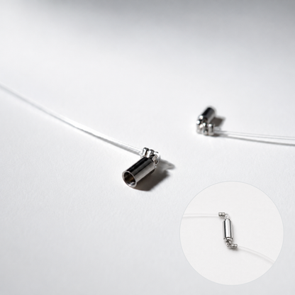 Détail du fermoir magnétique argenté du Floating Bead Choker
