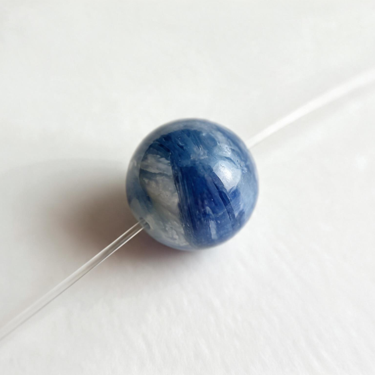 Earth — Collier à perle flottante en cyanite bleue