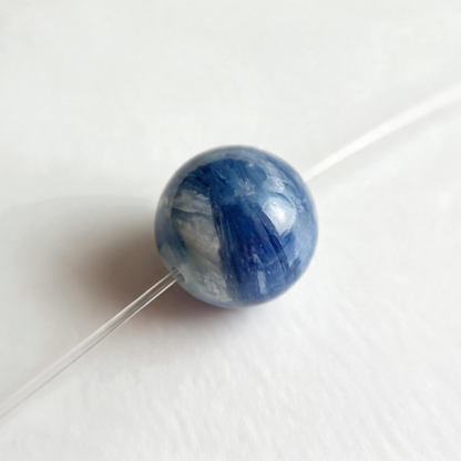 Earth — Collier à perle flottante en cyanite bleue