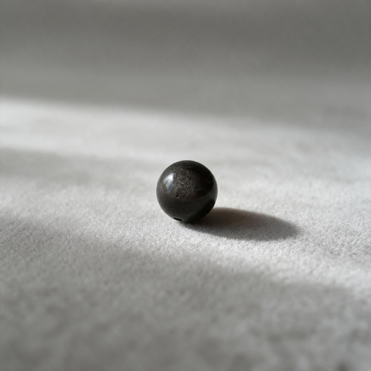 Stardust — Collier à perle flottante en obsidienne à reflets argentés