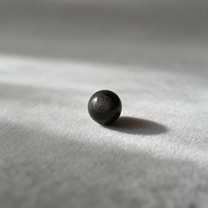 Stardust — Collier à perle flottante en obsidienne à reflets argentés
