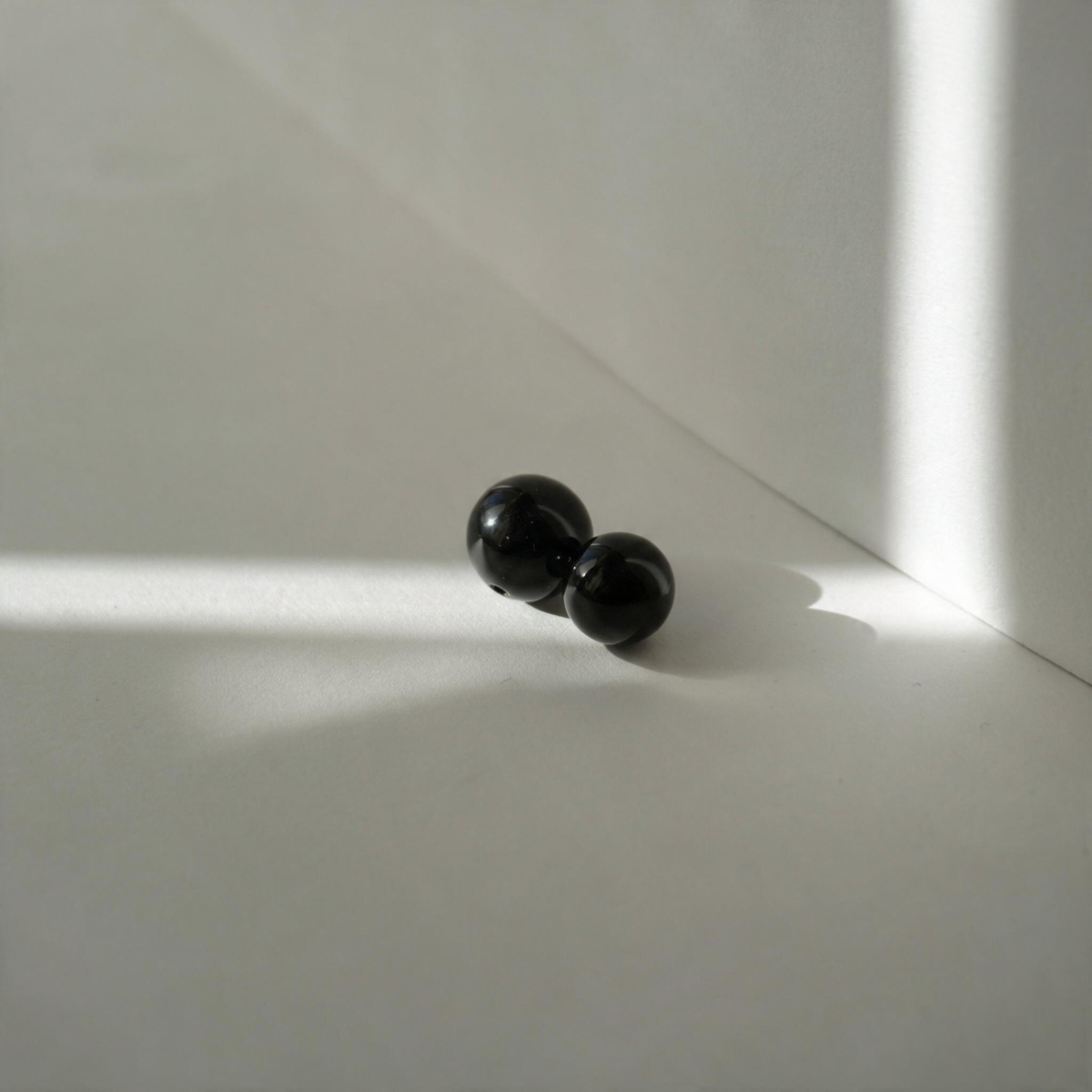 Deux perles d'agate noire