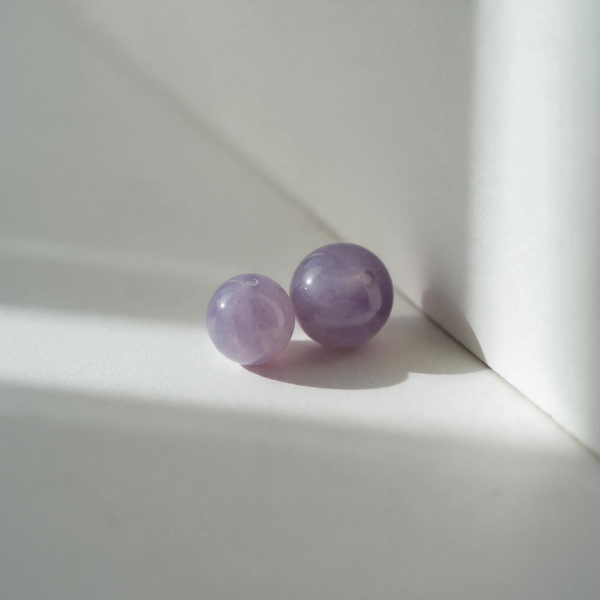 Deux perles violettes aux nuances de lilas fumé 