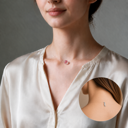 Floating Bead Choker Rosé porté de face;Vue de dos du collier Rosé avec fil transparent et fermoir argenté