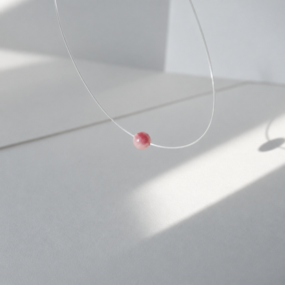 Perle Rosé en calcédoine rose photographiée à la lumière du soleil