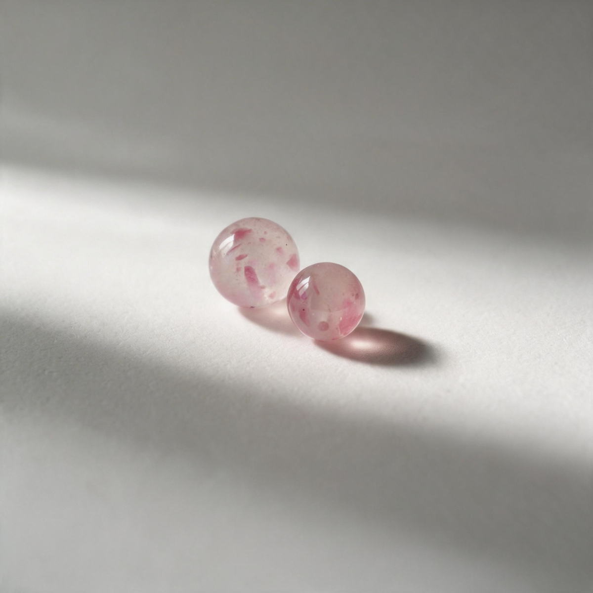 Plusieurs perles Rosé réunies, montrant leurs variations de teinte et de transparence