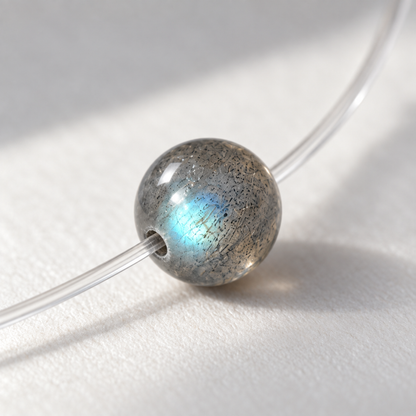 floating-bead-choker-sea-brume-grey-moonstone-macro