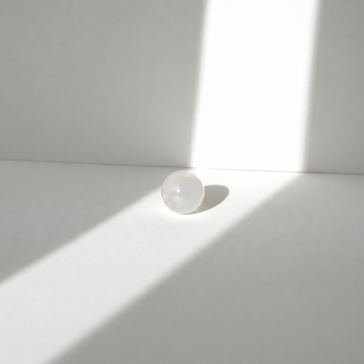 floating-bead-choker-sea-nacre-white-agate-sunlight