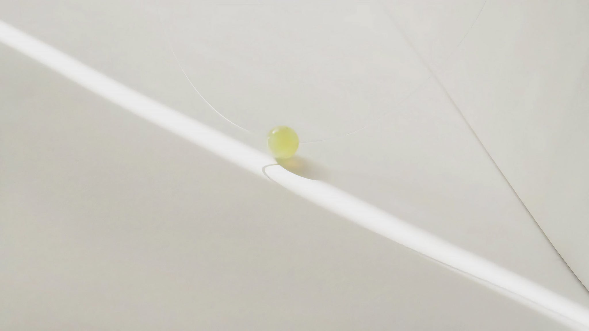 Collier à perle flottante en agate Sauvignon en mouvement