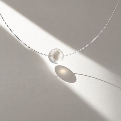 Perle Blanc de Blancs en quartz neige photographiée à la lumière du soleil