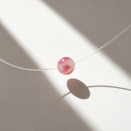 Perle Rosé en calcédoine rose photographiée à la lumière du soleil