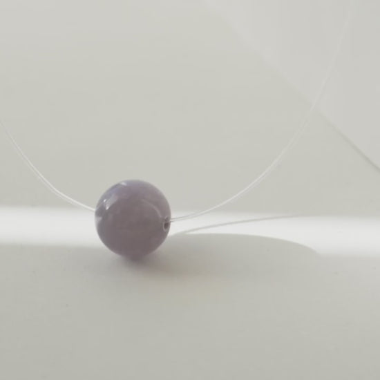 British Shorthair Lilac — Collier à perle flottante en pierre violette