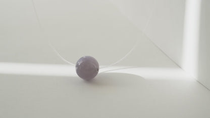 British Shorthair Lilac — Collier à perle flottante en pierre violette